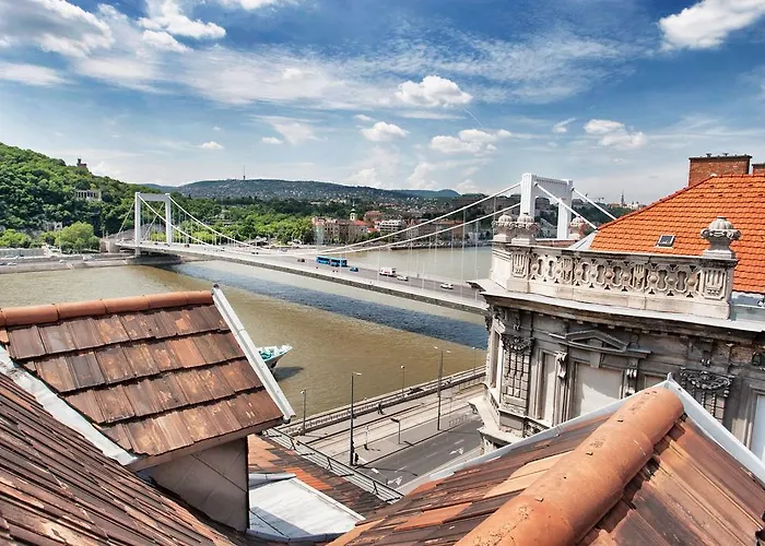 Riverside Flat With King Castle View
